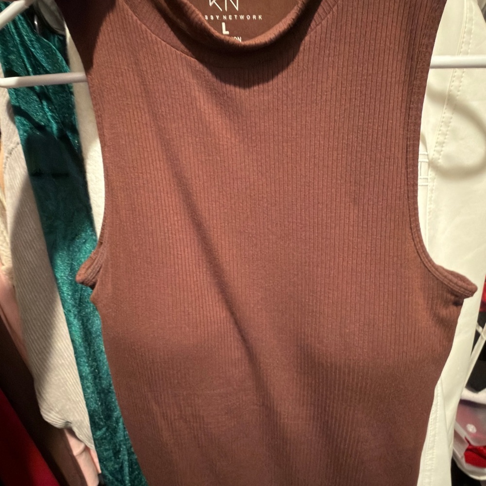 Klassy Network Mock Neck Brown Ribbed Tank Top Large with Large Pads